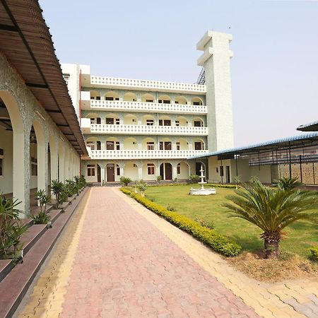 Hotel O Radhika Resort Kota  Esterno foto